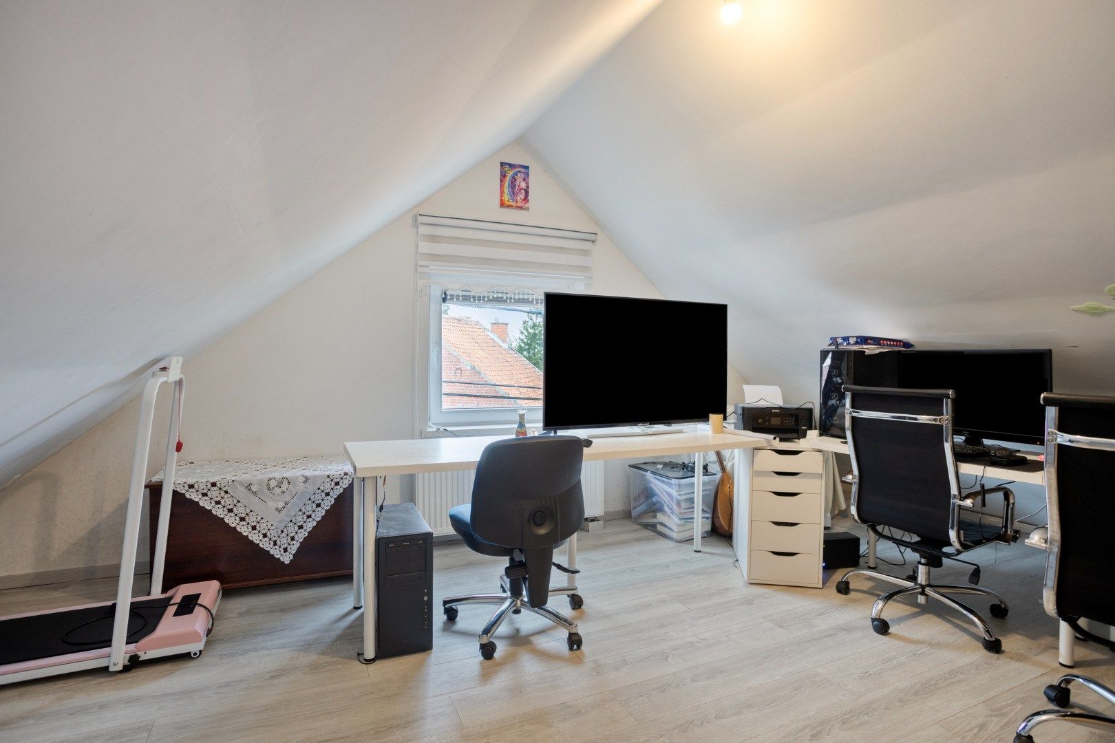 Rustig gelegen, vernieuwde woning met 4 slaapkamers en grote tuin foto 18