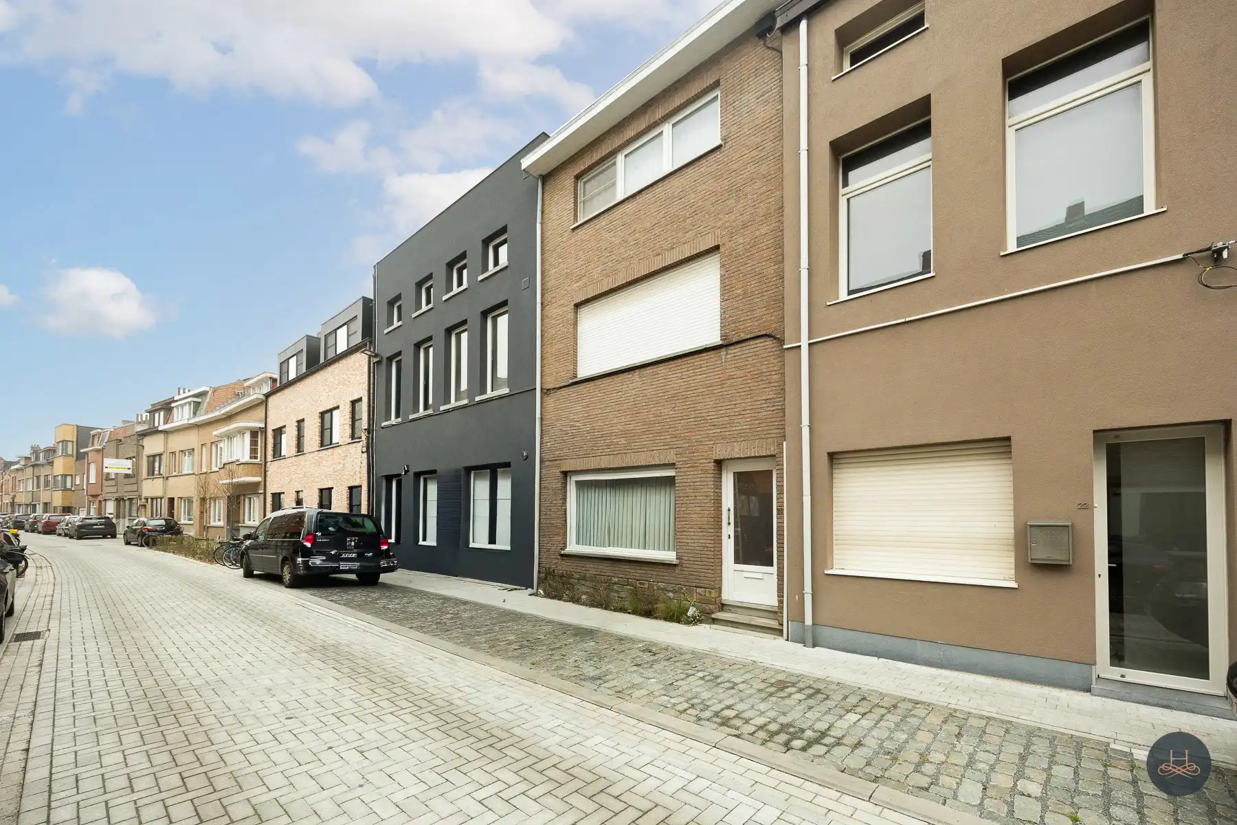 Charmante te moderniseren woning met stadskoer & terras foto {{pictureIndex}}