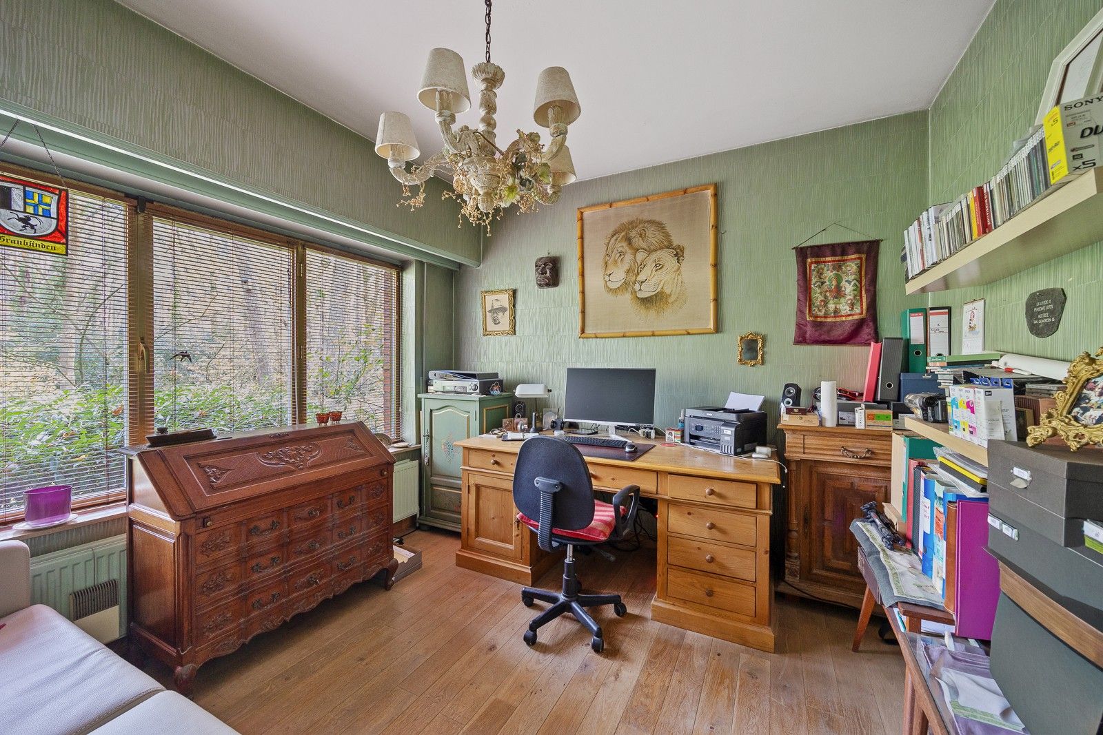 Open bebouwing met grote garage of magazijn, gelegen volledig in het groen en ingericht met een 'charme-authentiek-interieur' foto 11