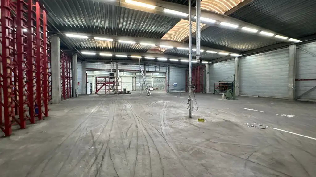 Magazijn met kantoren te huur langs E34 in Beveren foto 8