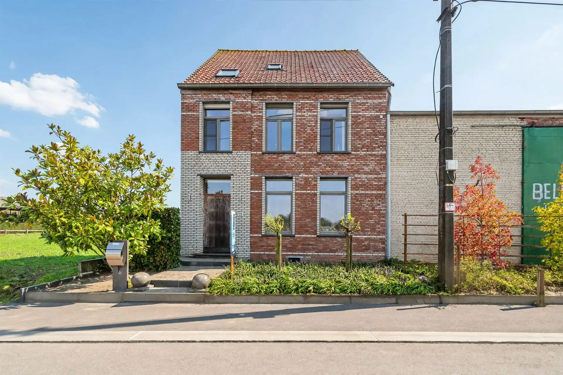 Ruime landelijke woning met 5 slpk, loods en tuin foto 2