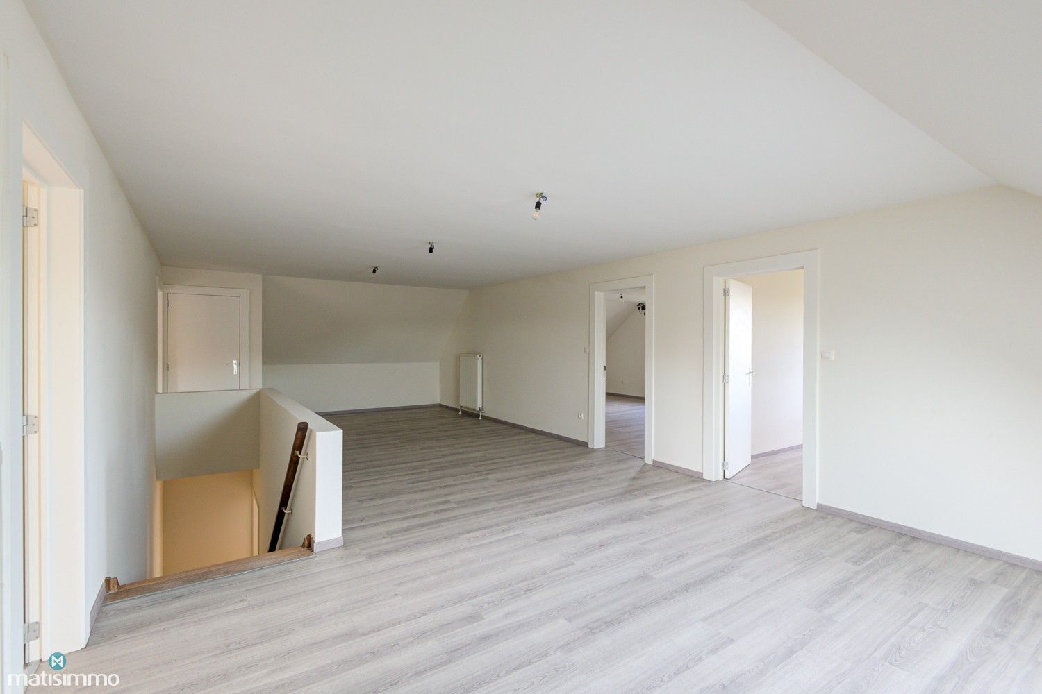 UITZONDERLIJK RUIME WONING MET 5 SLAAPKAMERS EN ONDERHOUDSVRIENDELIJKE TUIN TE MOPERTINGEN foto 19