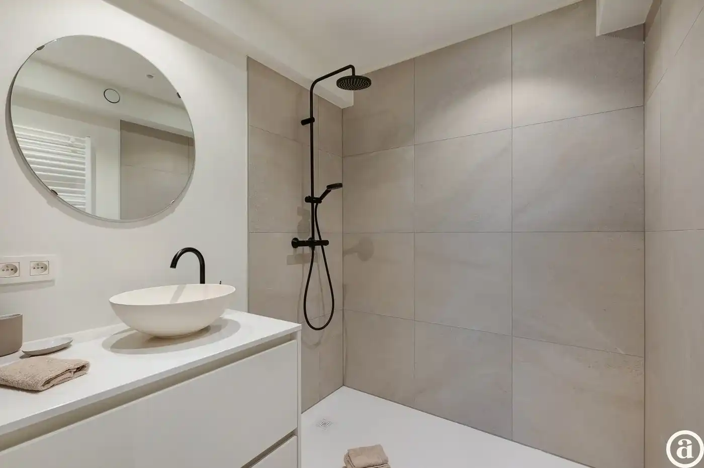 Lichtrijk hoekappartement met zijdelings zeezicht, centrum   foto 21