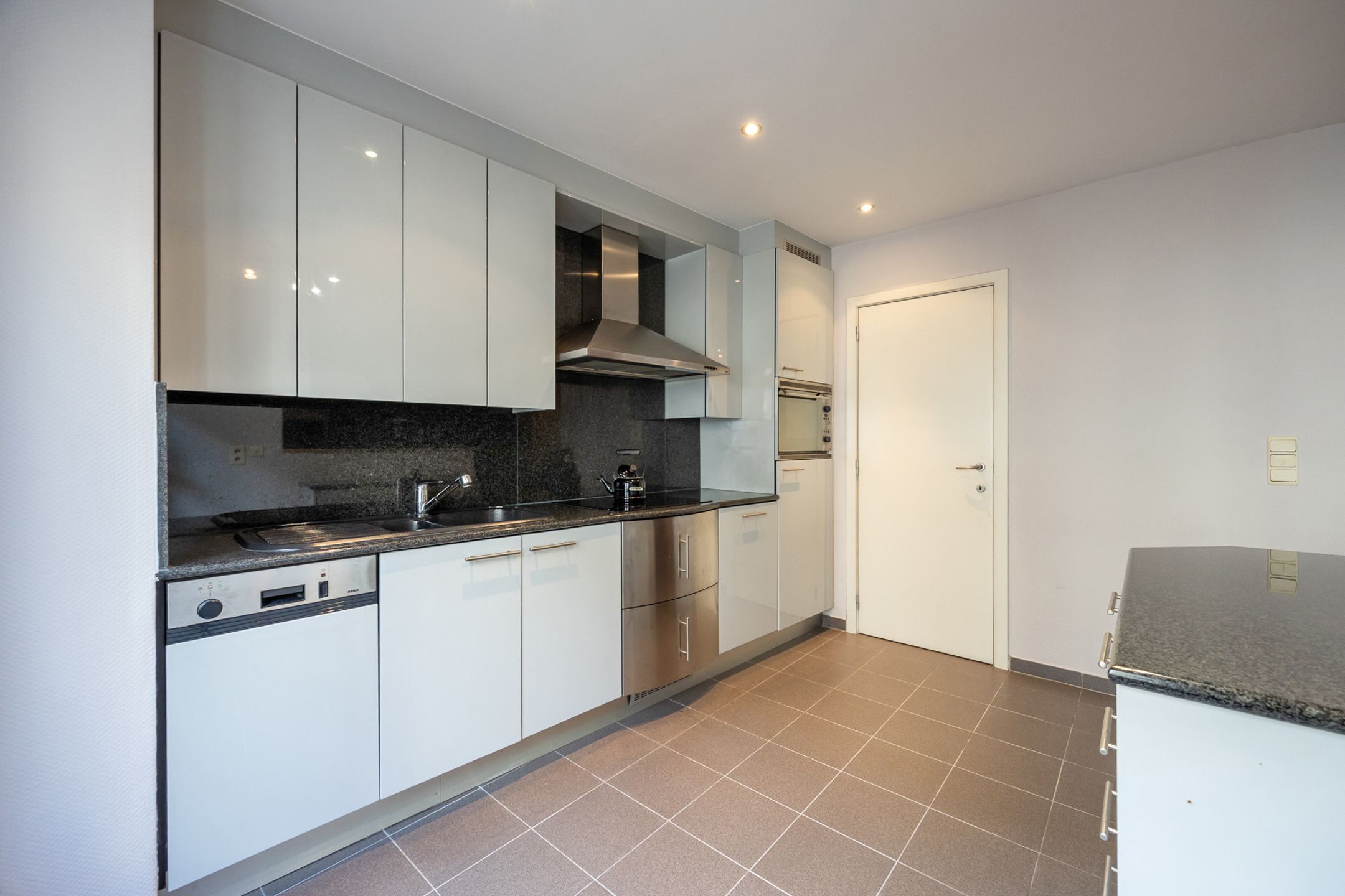 Centraal gelegen appartement met twee terrassen foto 9