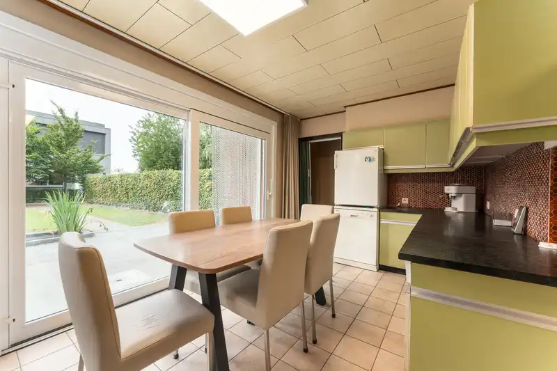Roeselare : Robuuste halfopen bebouwing op 353 m² met verrassend veel ruimte en zuidgerichte tuin foto 8