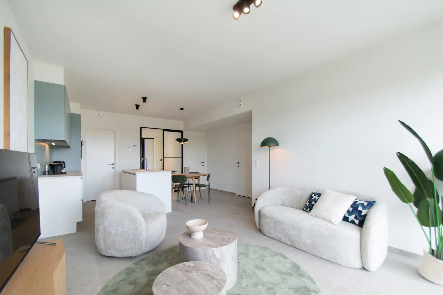 Prachtig modern en gemeubeld appartement met 2slpk en balkon foto 4