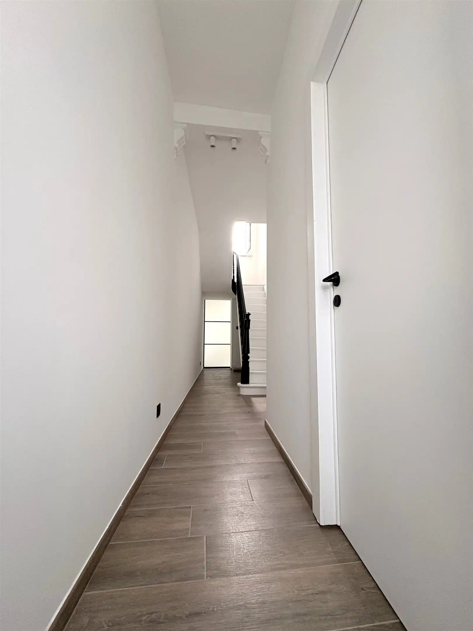 Gerenoveerde rijwoning met tuin foto 3