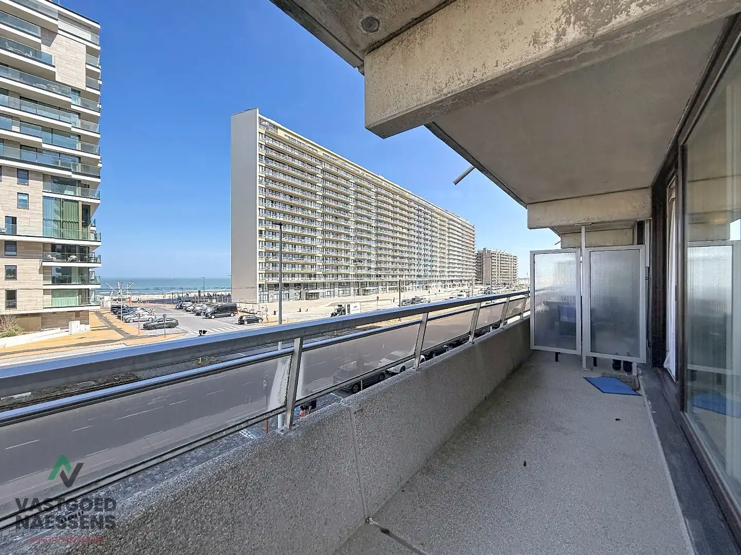 SCHITTEREND VERNIEUWD HOEKAPPARTEMENT – 2 SLPK – TERRASSEN – ZEEZICHT EN ZICHT OP GOLF foto {{pictureIndex}}