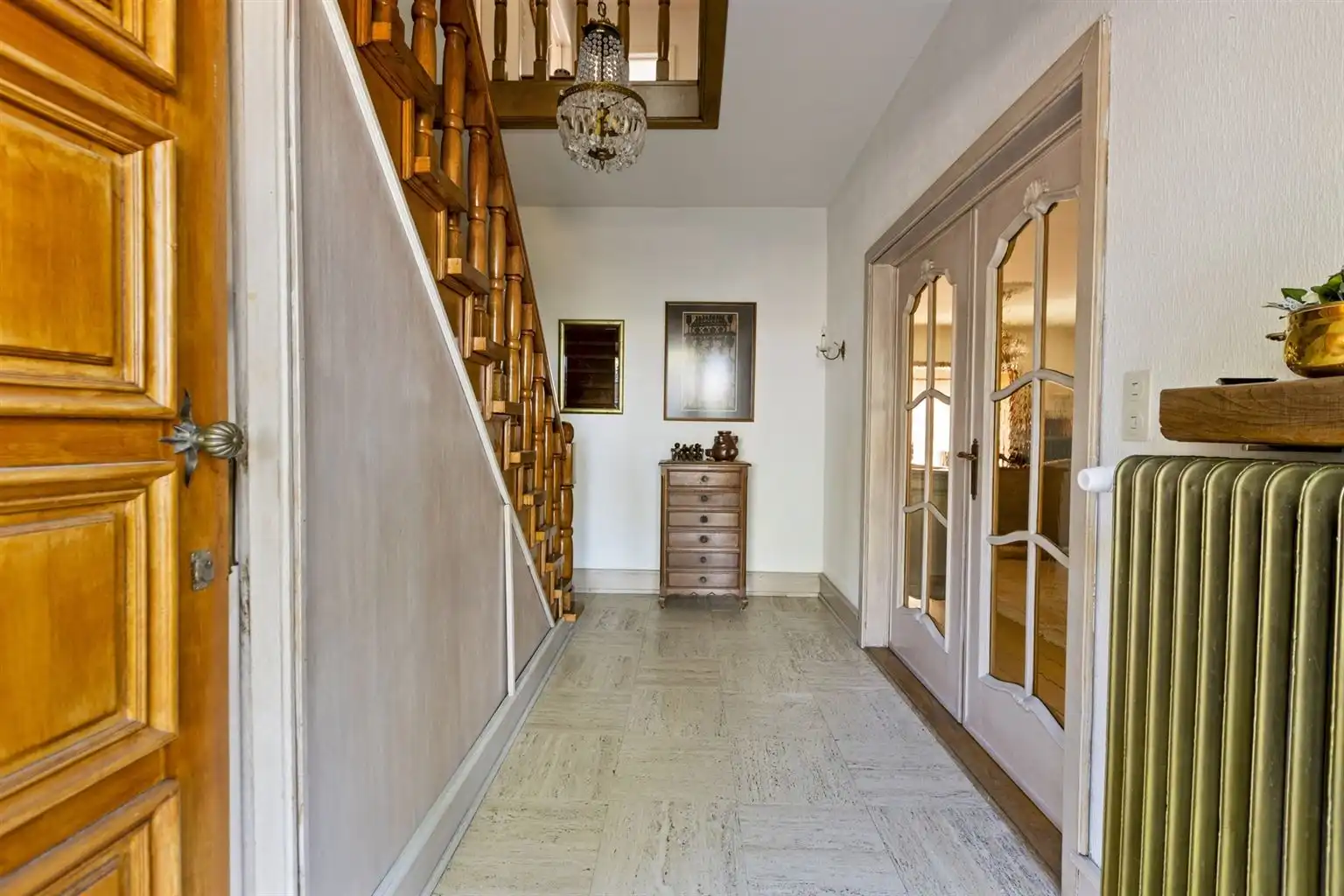 Karaktervolle, vrijstaande woning met 4 slaapkamers, veranda, dubbele garage, volledig onderkelderd op een perceel van 17a48ca, centraal gelegen bij het centrum. foto 3