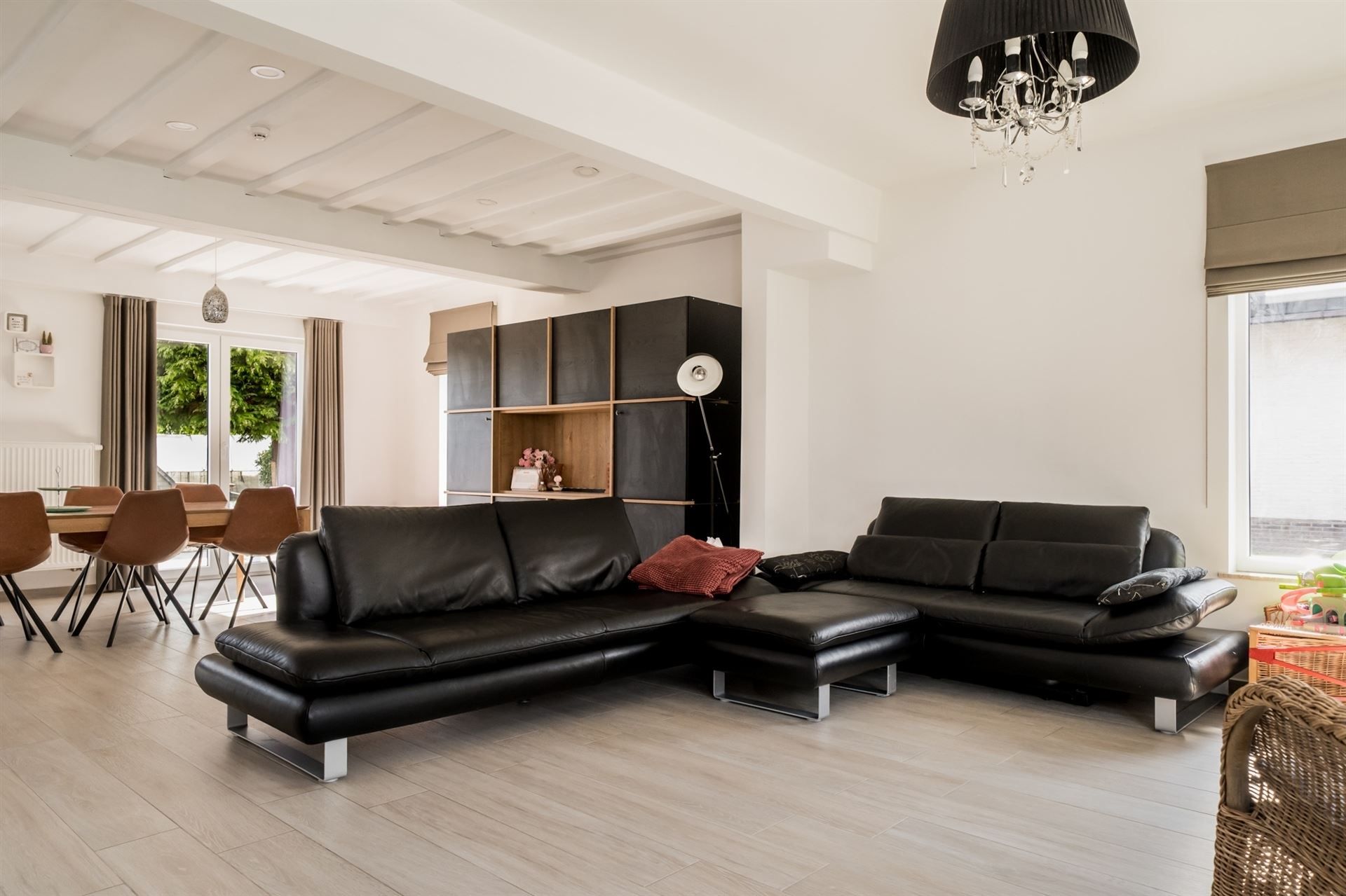 Ruime lichtrijke villa met 313 m² woonoppervlakte en prachtig groen uitzicht foto 5