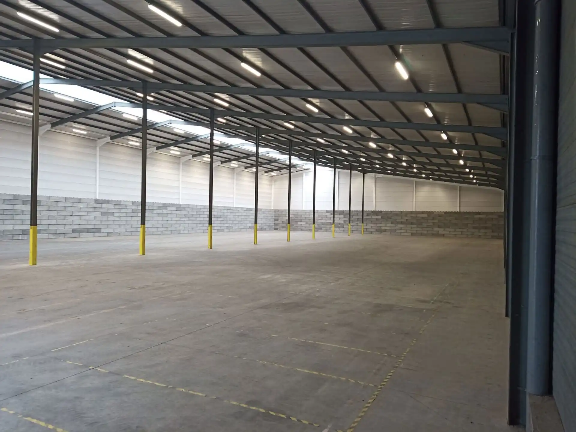 TE HUUR: bedrijfsgebouw van 2.322m² in Tienen foto 6