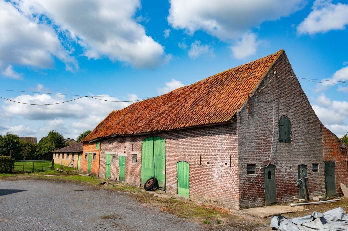 Nabij dorpskern gelegen hoeve te koop te Veldegem foto 13