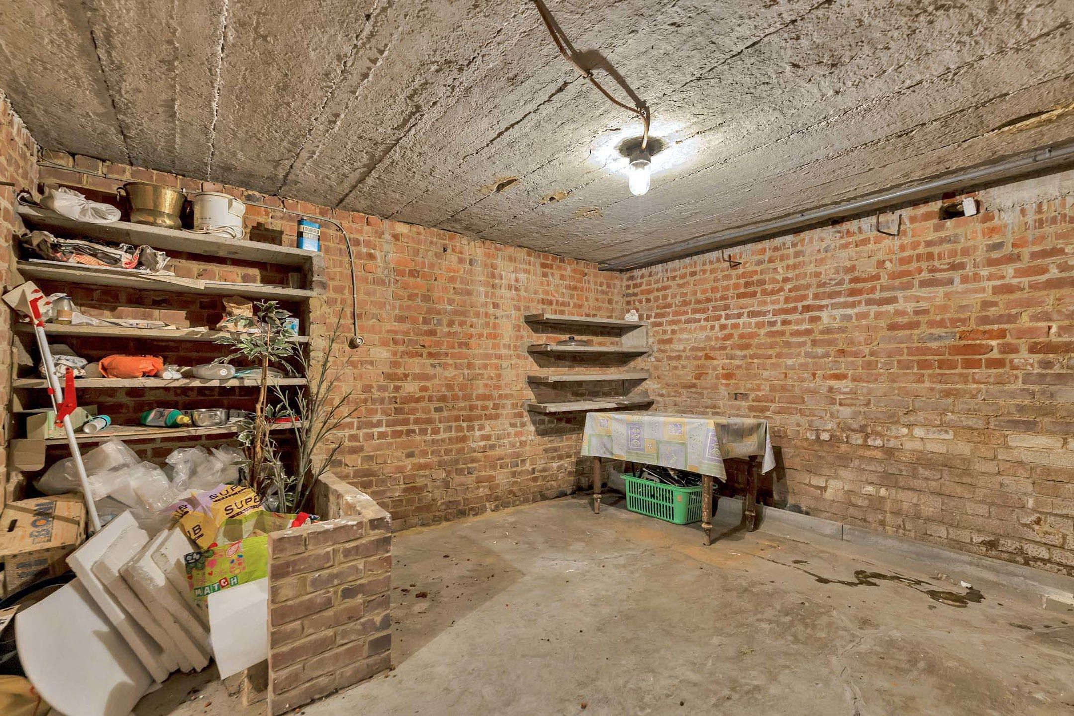 Te renoveren woning met garage en tuin foto 20