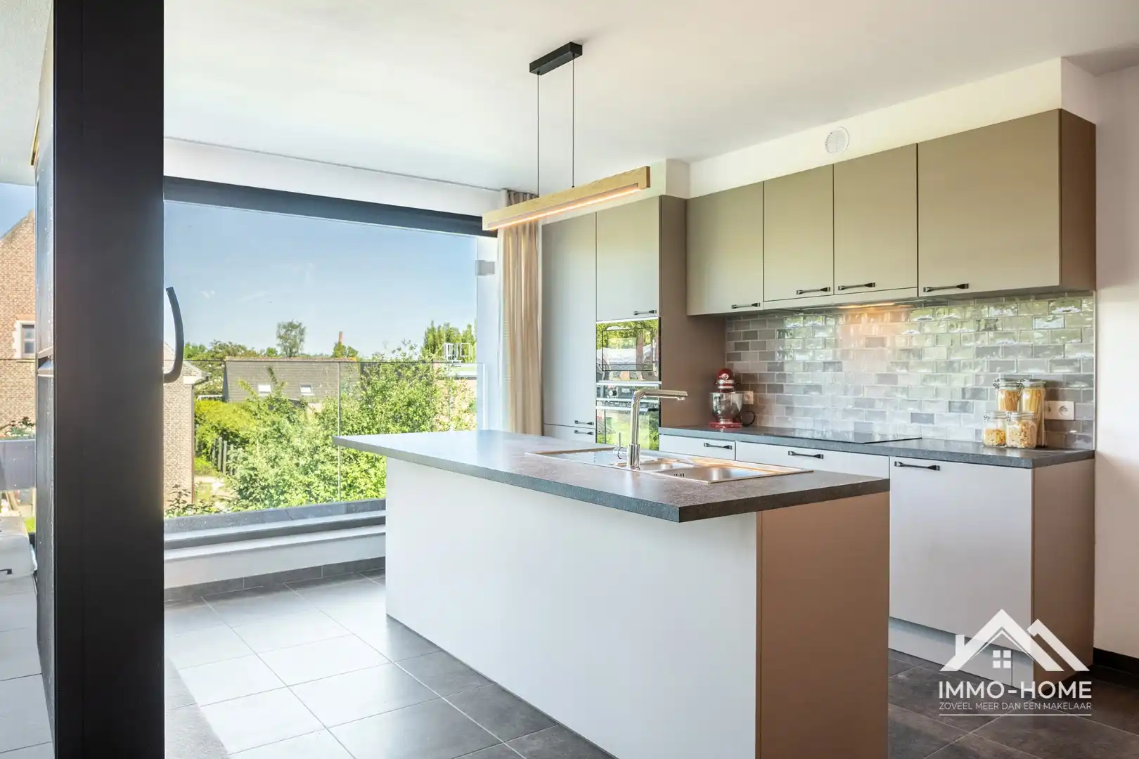 Instapklaar modern appartement met autostaanplaats foto 3