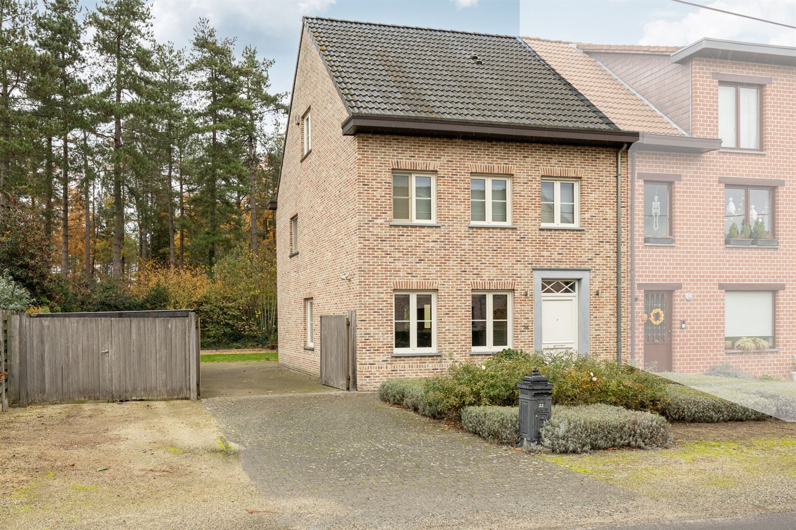 Woning op toplocatie met ruime tuin en zicht op bosgebied. foto {{pictureIndex}}