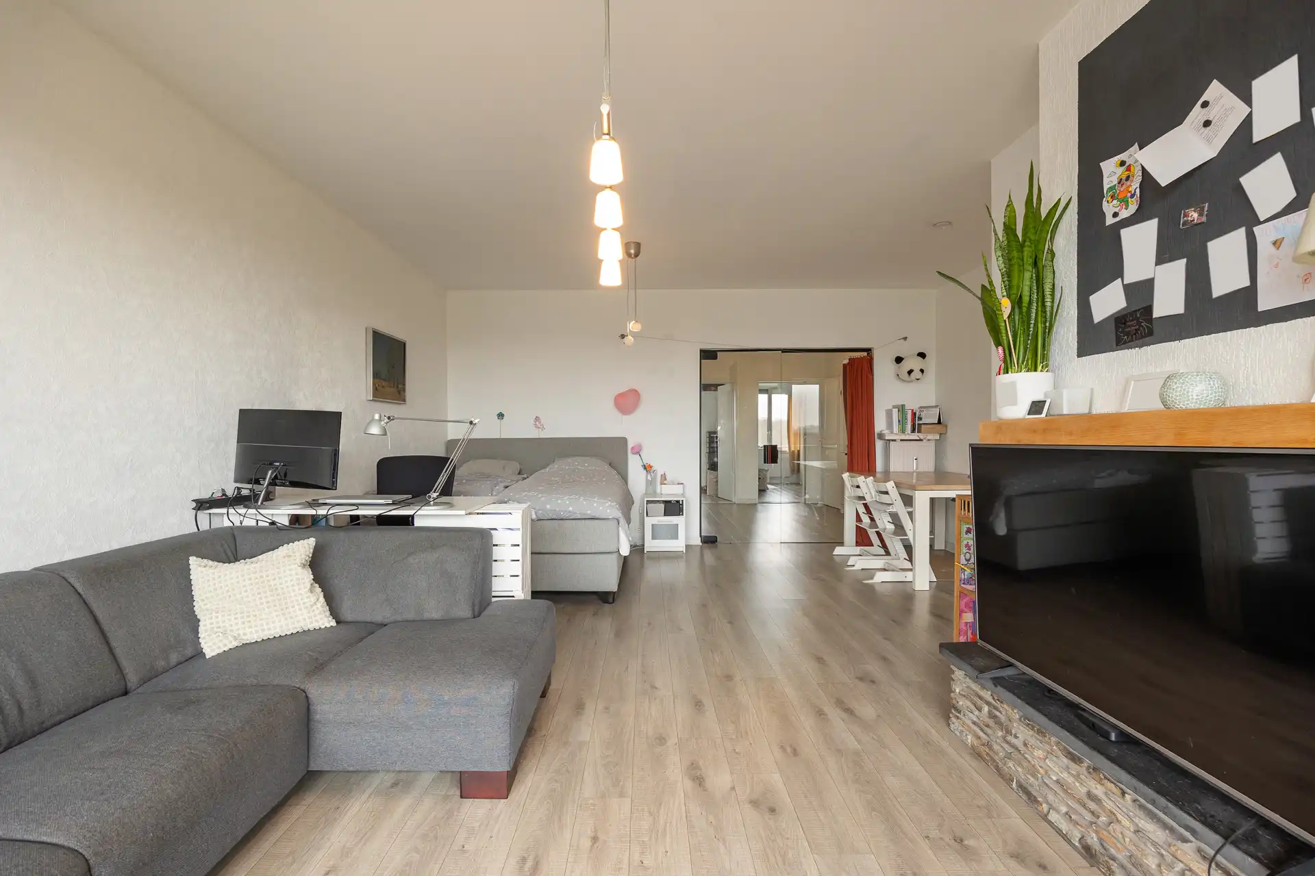 Ruim 2slpk-app. met vergezicht met kelder en parking foto 3