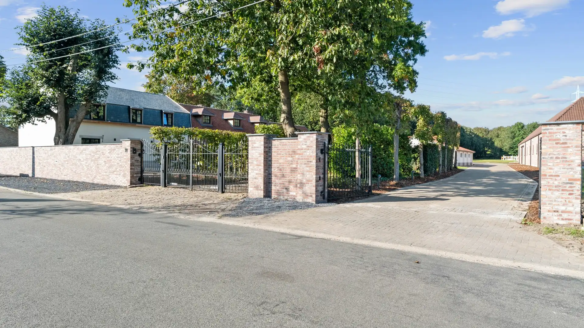 Exclusief hippisch eigendom met binnen- en buitenpiste, paardenstallen foto 4