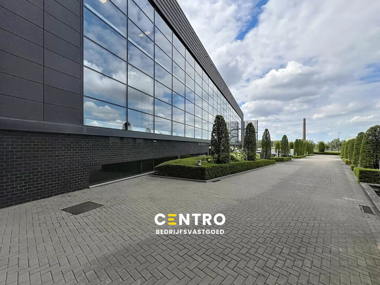 Goed gelegen LICHTRIJKE  kantoorruimte aan interessante voorwaarden nabij afrit Kortrijk-Oost E17. foto {{pictureIndex}}