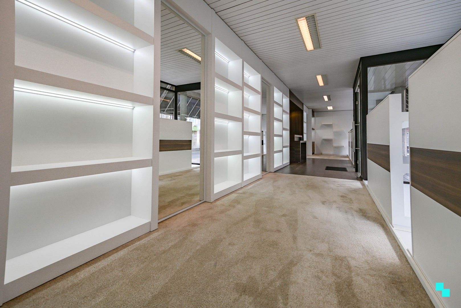 Centraal gelegen handelspand met etalage in hartje Lendelede foto 4