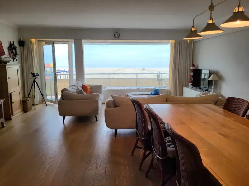 Hoofdfoto van de publicatie: Ruim appartement met terras op de Zeedijk van Oostduinkerke te koop