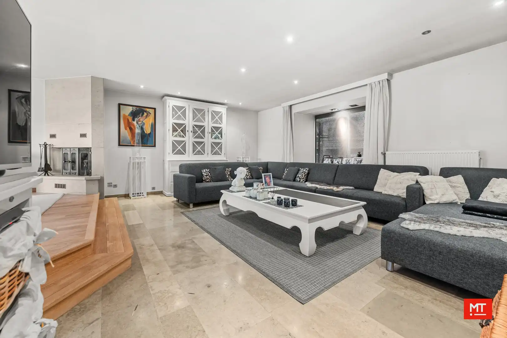 Bijzonder ruim gebouw met tal van mogelijkheden en uitweg, te koop in de dorpskern van Dadizele foto 2