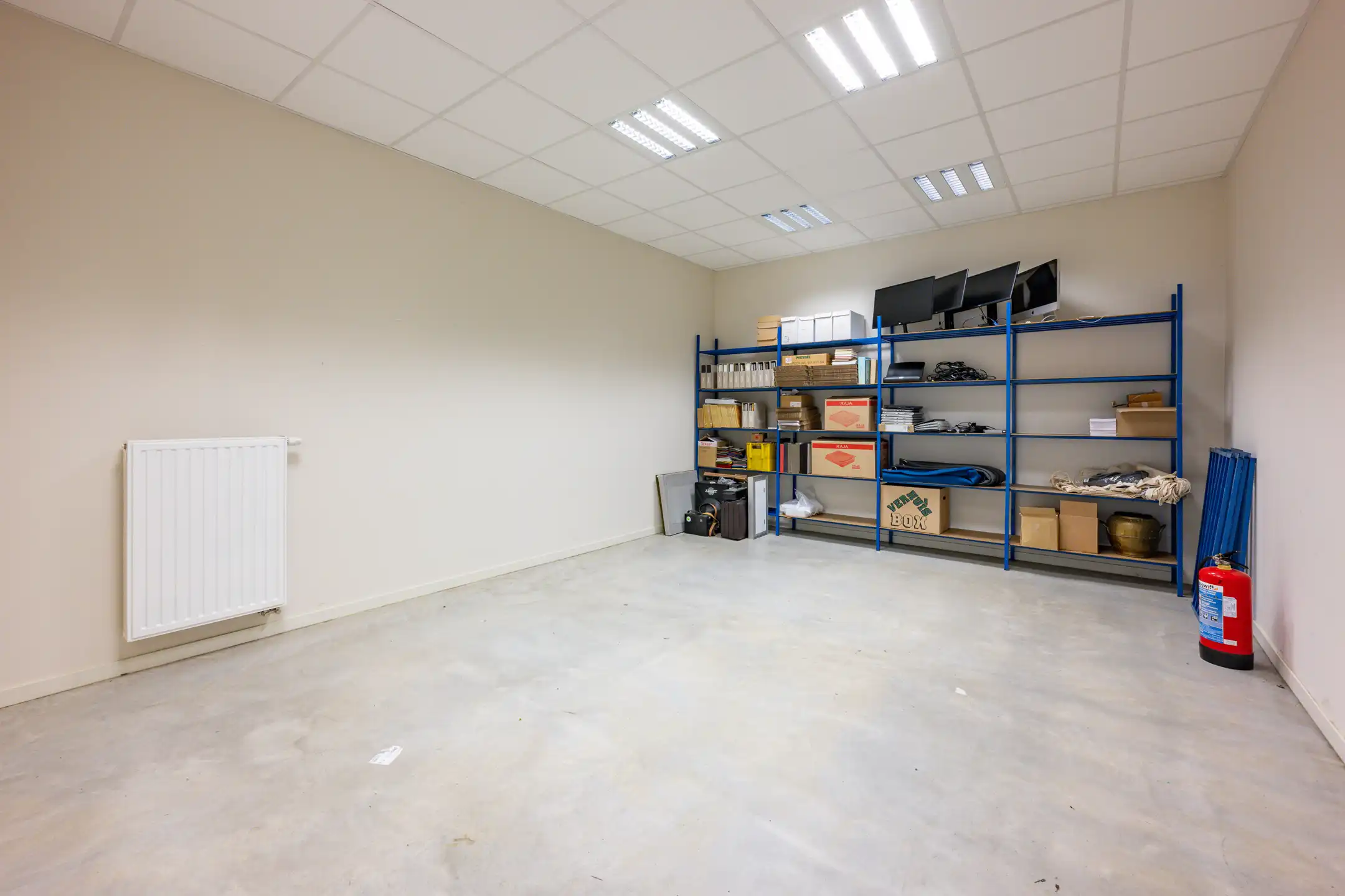 TE HUUR Magazijn + kantoor foto 9