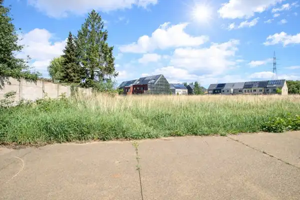 Bouwgrond in goed gelegen verkaveling te Zwijndrecht. foto {{pictureIndex}}