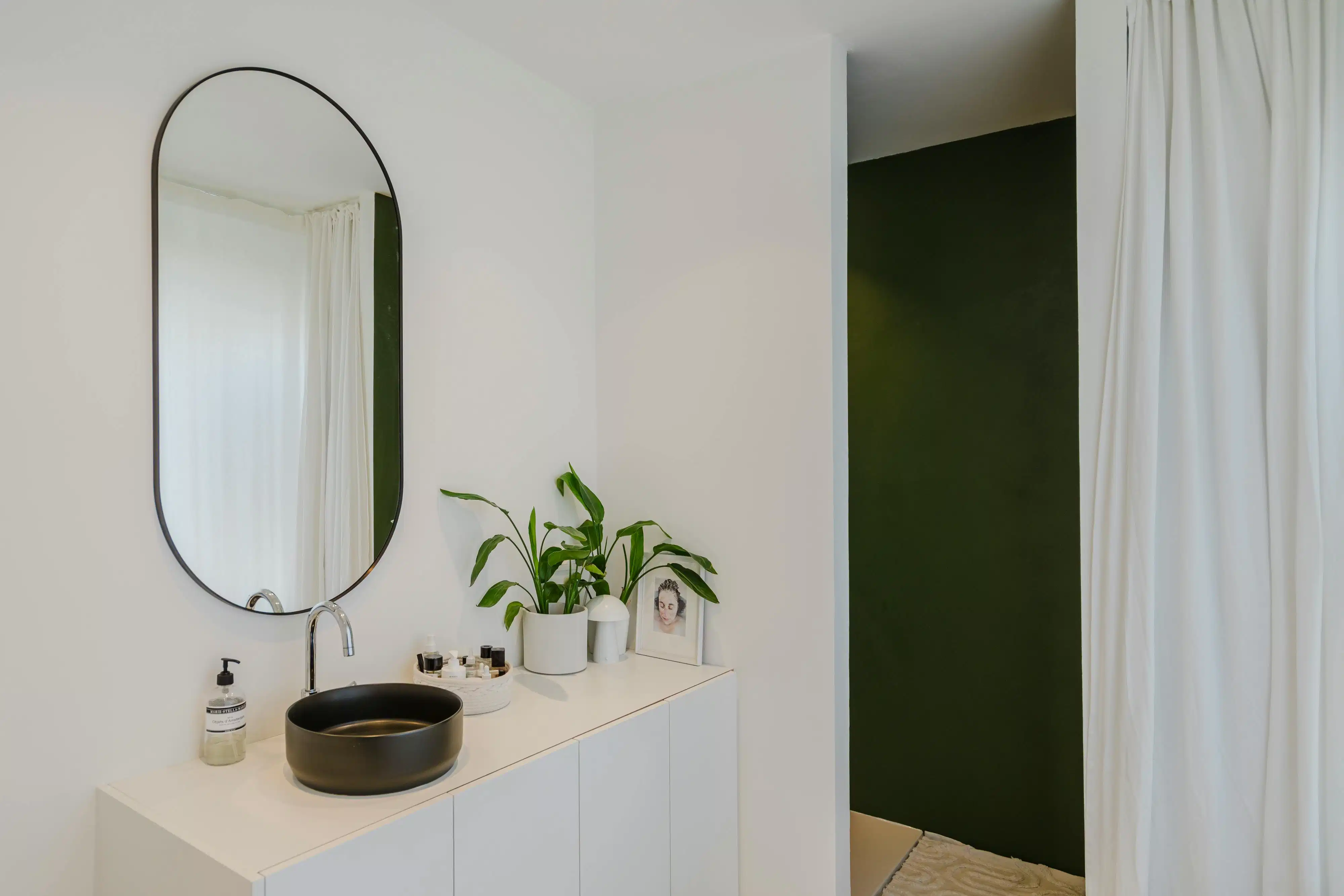 Architecturale stadswoning met minimalistische flair foto 16