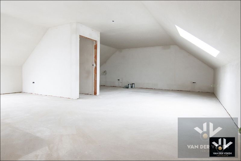 Volledig afgewerkte ruime, moderne nieuwbouwwoning met 3 ruime slaapkamers en een leefzolder van 66 m² (of 2 extra slaapkamers) op een zeer goed bereikbare locatie te Tuilt (Kuringen) foto 27