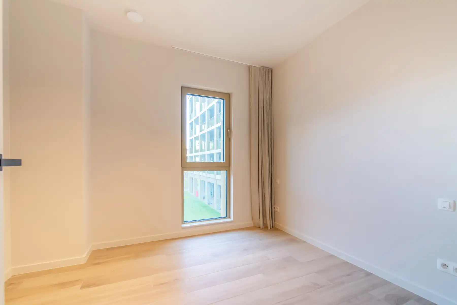 Ongemeubeld 3 slpk app. met mooi terrras foto 16