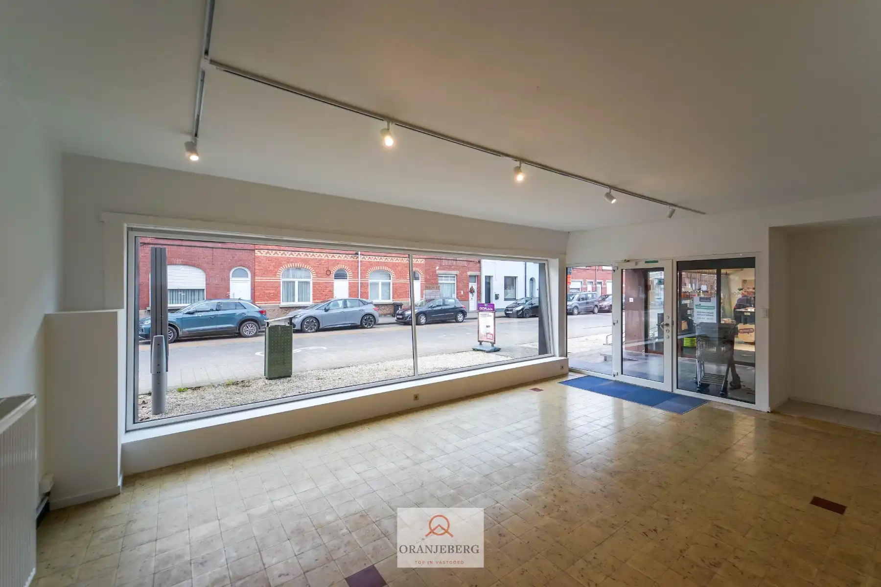 Ruim handelspand met meerdere ruimtes en parking te huur in centrum Drongen foto {{pictureIndex}}