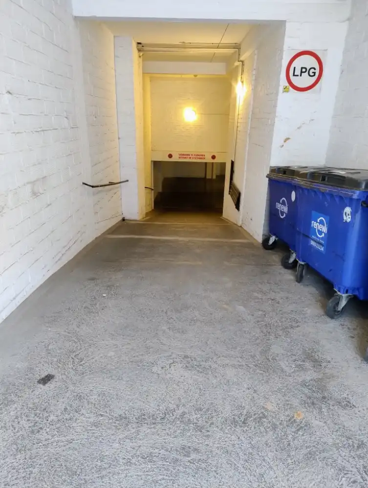 Ruime en gemakkelijk toegankelijke garagebox, gelegen in een straat direct achter de Zeedijk foto 3