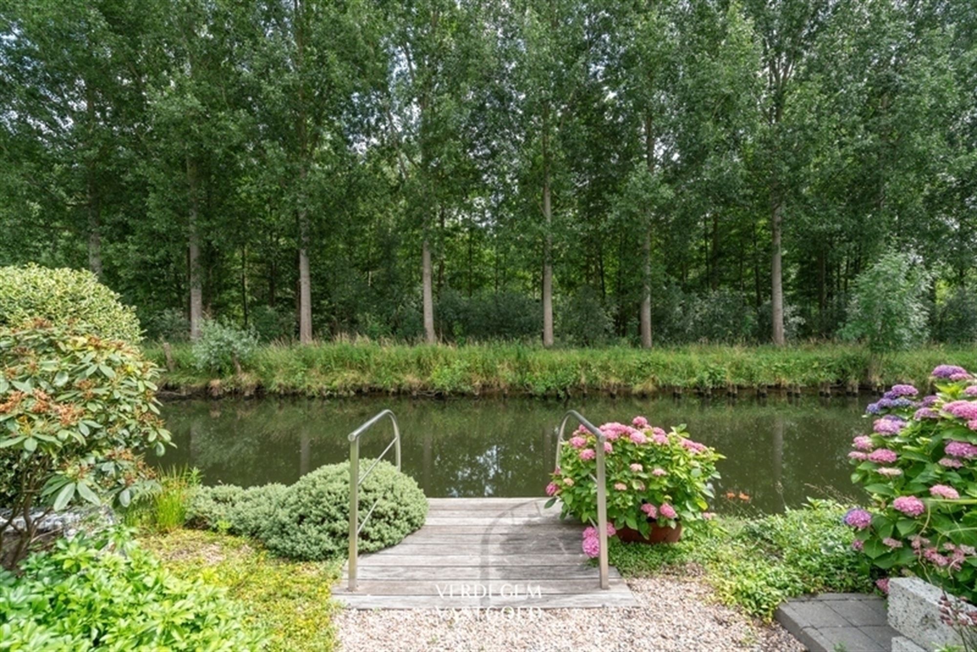Luxueus en ruim wonen met aanlegsteiger aan de Moervaart foto 2