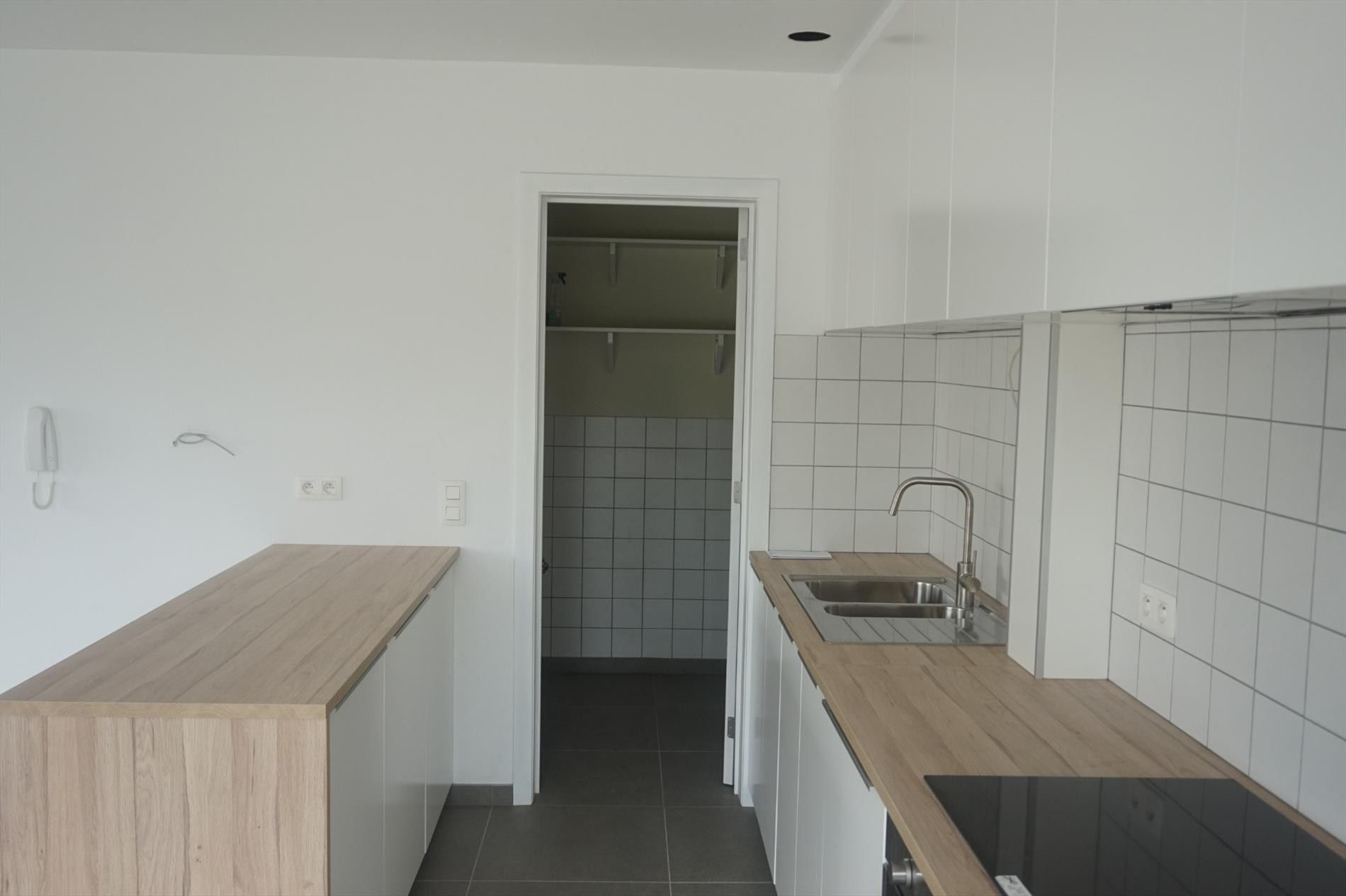 Ruime bel-étage woning met terras, garage en 3 slaapkamers in Lokeren foto 5