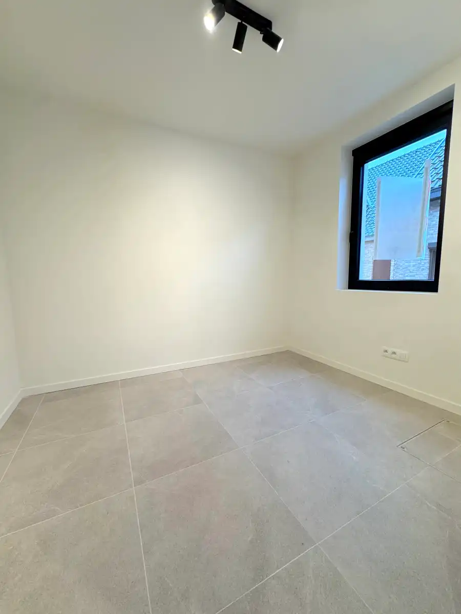 Volledig vernieuwde energiezuinige woning met garage en 3 slpk! foto 4