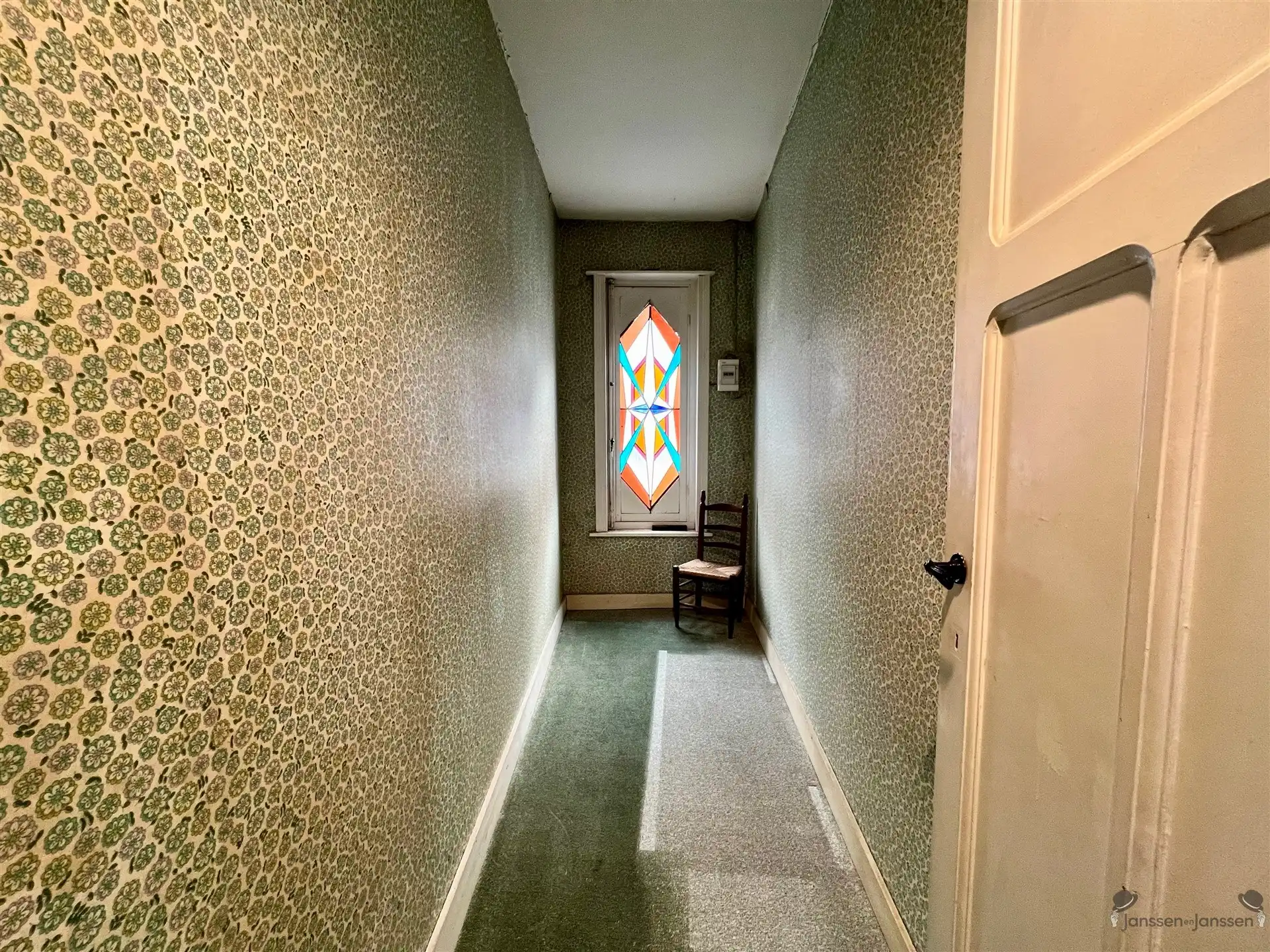 Te renoveren rijwoning met authentieke gevel foto 8