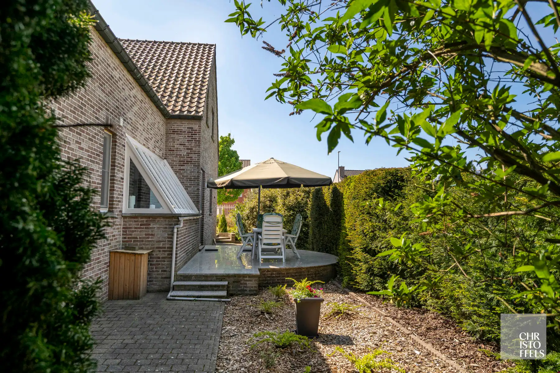 Zeer ruime woning met twee studio's op een perceel van 1950 m²! foto 28