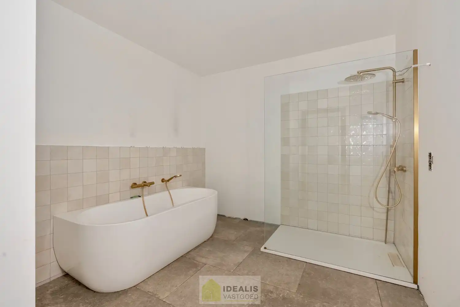KNAPPE GROTENDEELS GERENOVEERDE EENGEZINSWONING MET EEN HEERLIJK LICHTRIJKE WOONKAMER MET OPEN KEUKEN, AANSLUITEND VERANDA MET ZICHT OP DE ZEER RUIME TUIN (+-2700M²!), 3 SLAAPKAMERS, RUIMTELIJKE BADKAMER VOORZIEN VAN BAD EN INLOOPDOUCHE EN DE WONING IS VOLLEDIG ONDERKELDERD! EEN HEERLIJK RUIME BUNGALOW DIE NOG VOLLEDIG NAAR EIGEN SMAAK AFGEWERKT KAN WORDEN! Een aangename woning met een bewoonbare oppervlakte van +- 205m² op een perceel van +- 26are98ca (2698m²) op een rustige locatie! Tevens is de woning centraal gelegen t.o.v. het centrum van Peer, Meeuwen (Oudsbergen) en Houthalen-Helchteren en kan men vlot gebruik maken van de Noord-Zuidverbinding (A24). foto 17