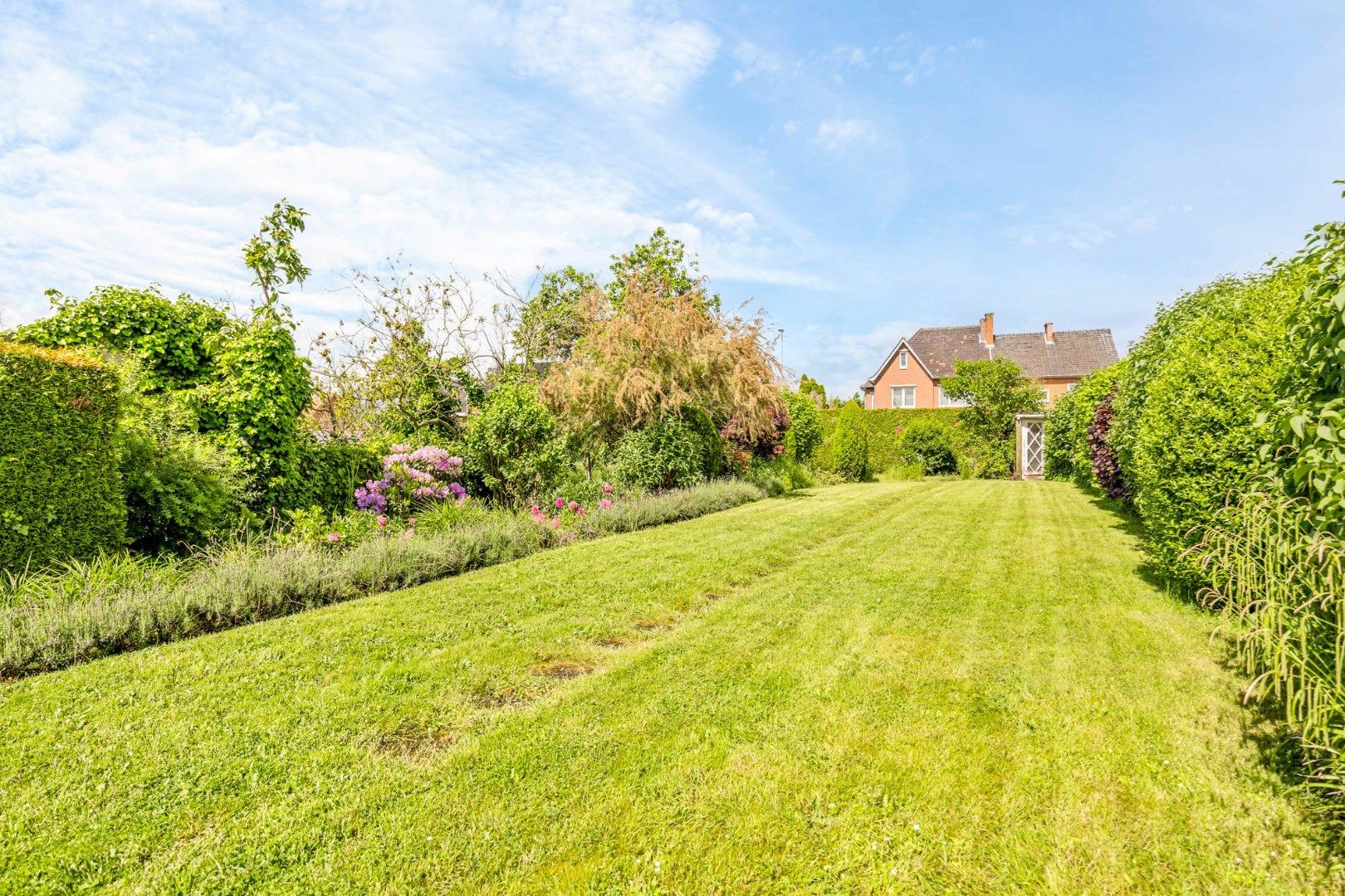 Mooie woning in stadsrand met aangename tuin en 2 garages foto 13