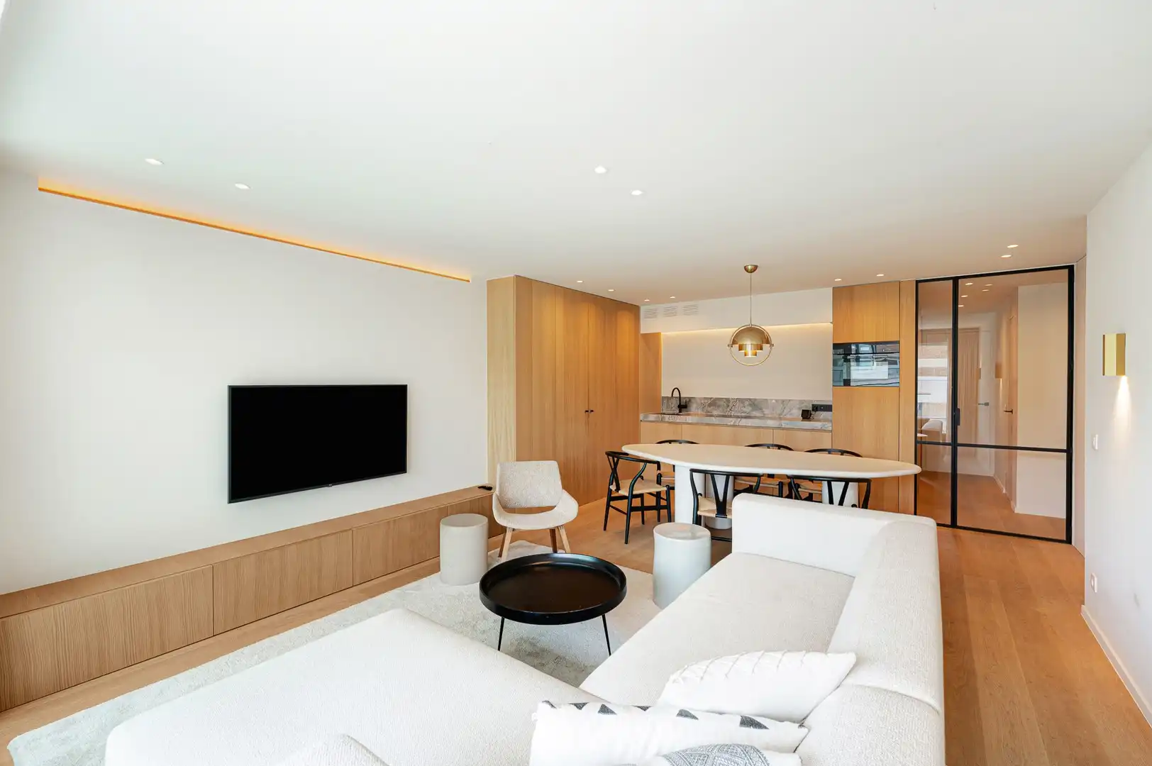 Prachtig afgewerkt, gemeubeld twee slaapkamer appartement heel goed gelegen op de Kustlaan. foto 2