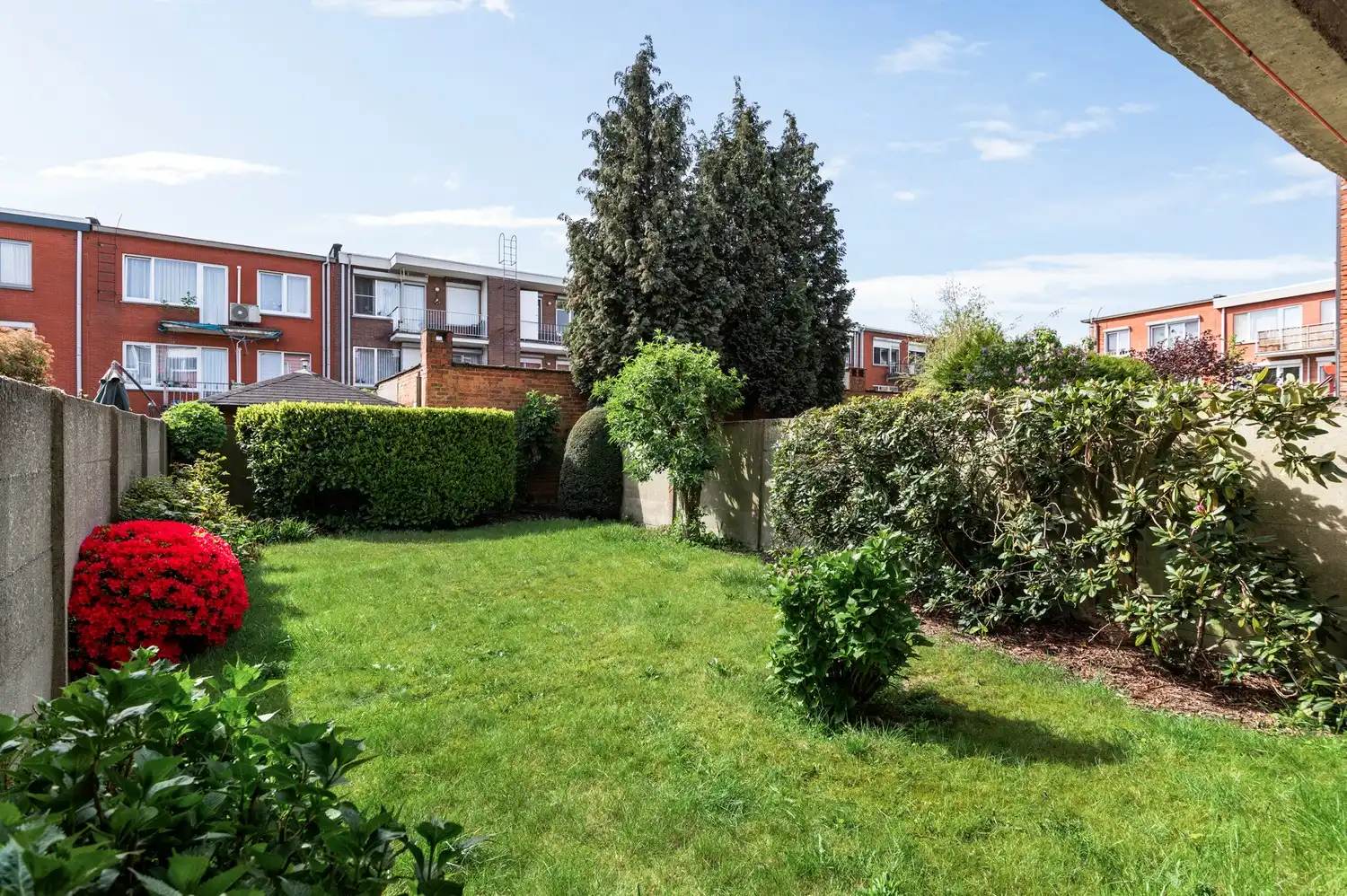 Charmante bel-etage met 4 slaapkamers, tuin en garage met oprit in Deurne! foto {{pictureIndex}}