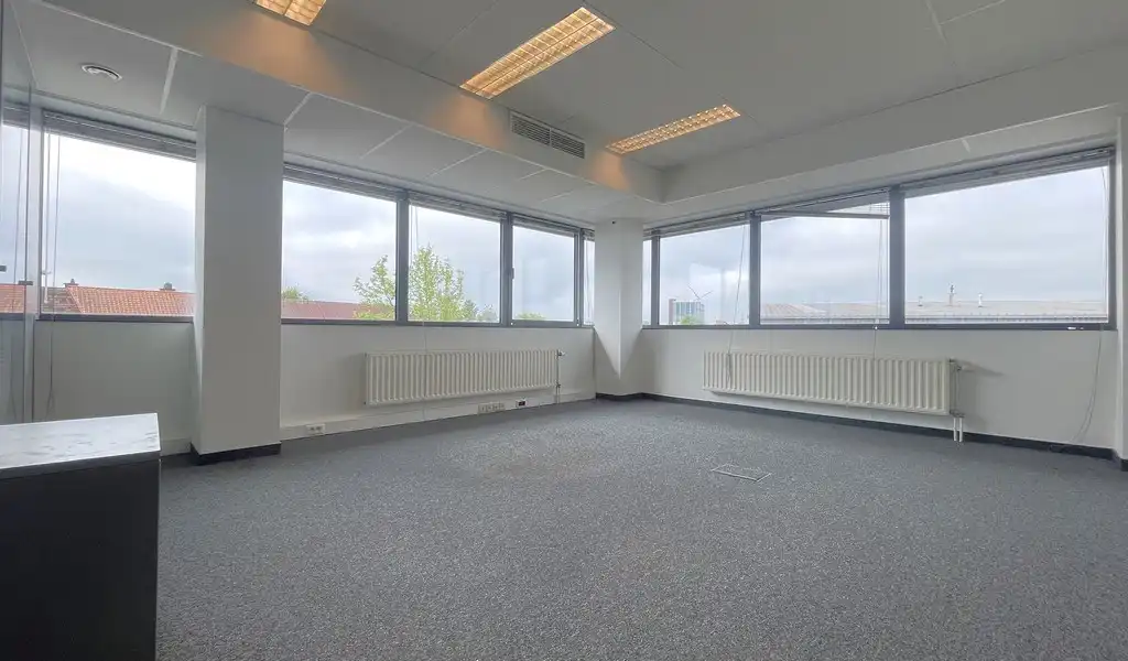 Ingedeelde kantoorruimte met parking te huur in Aartselaar foto 4
