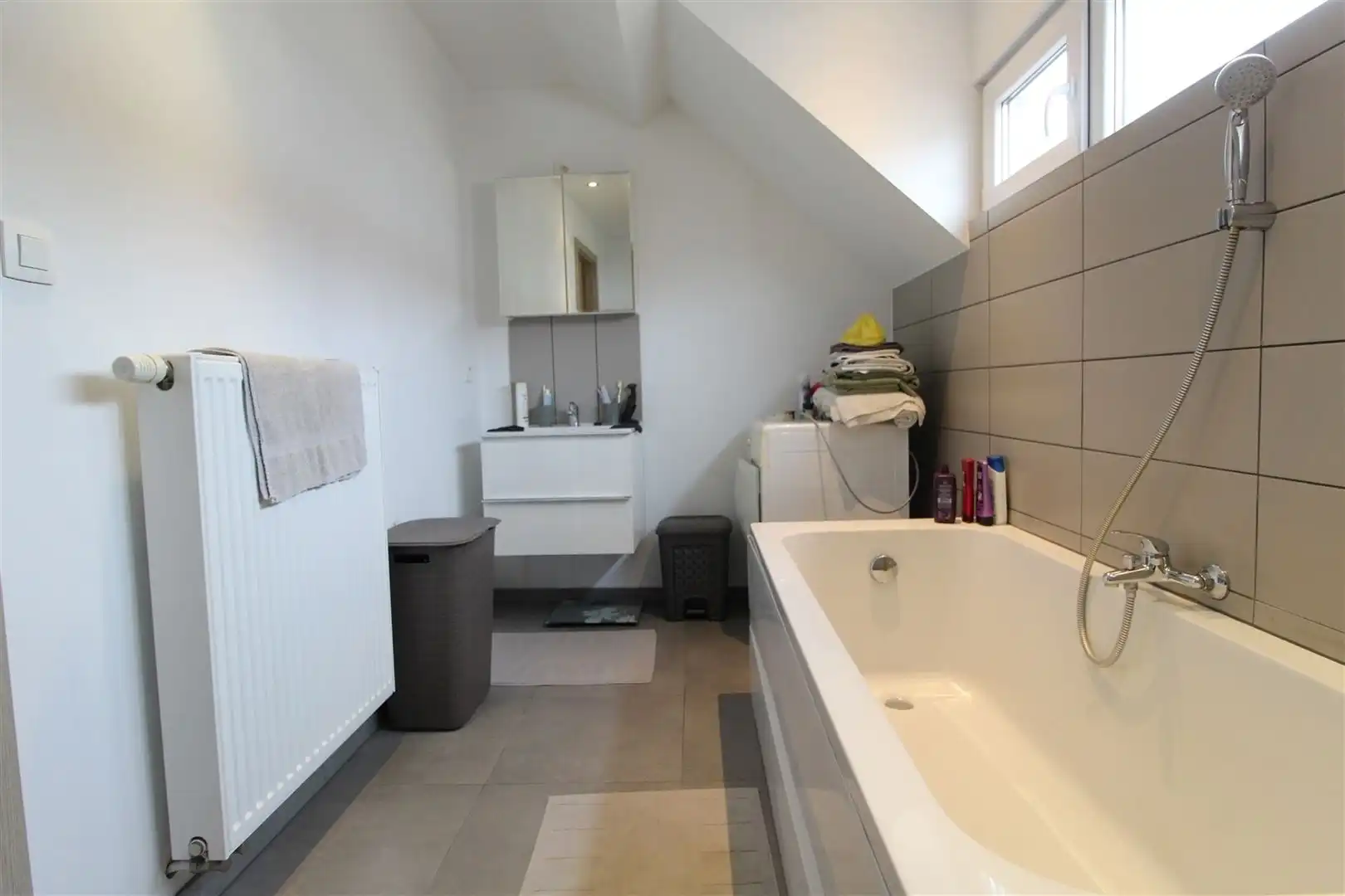 Recent gerenoveerde rijwoning met koer foto 7