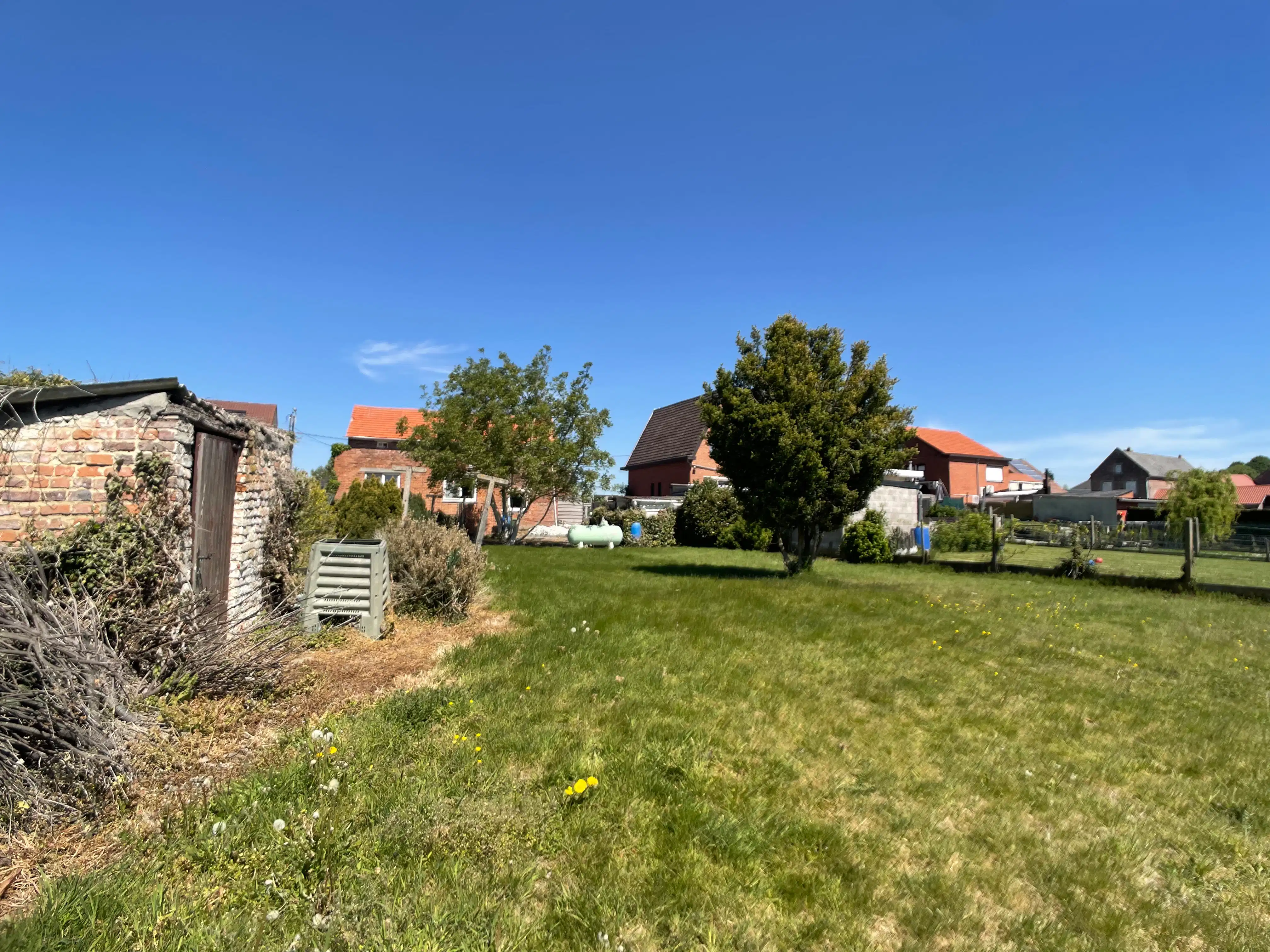 Deze te renoveren woning te Gingelom is gelegen op een mooi perceel van 8are75ca. foto 4