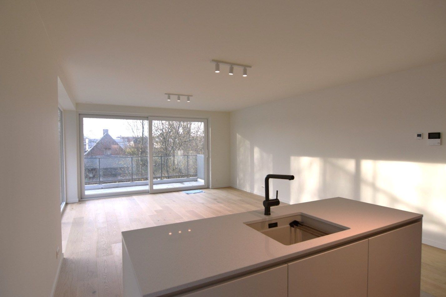 Gloednieuw 2-slpk appartement in moderne woonresidentie met vijverzicht foto 11