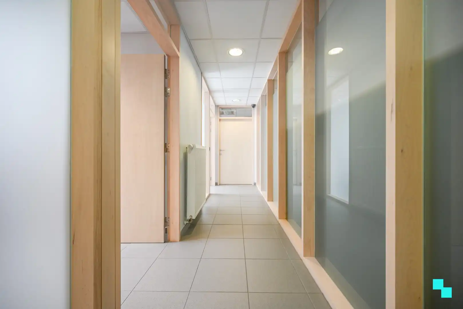 Deels ingerichte handelsruimte op toplocatie te Sint-Andries foto 17