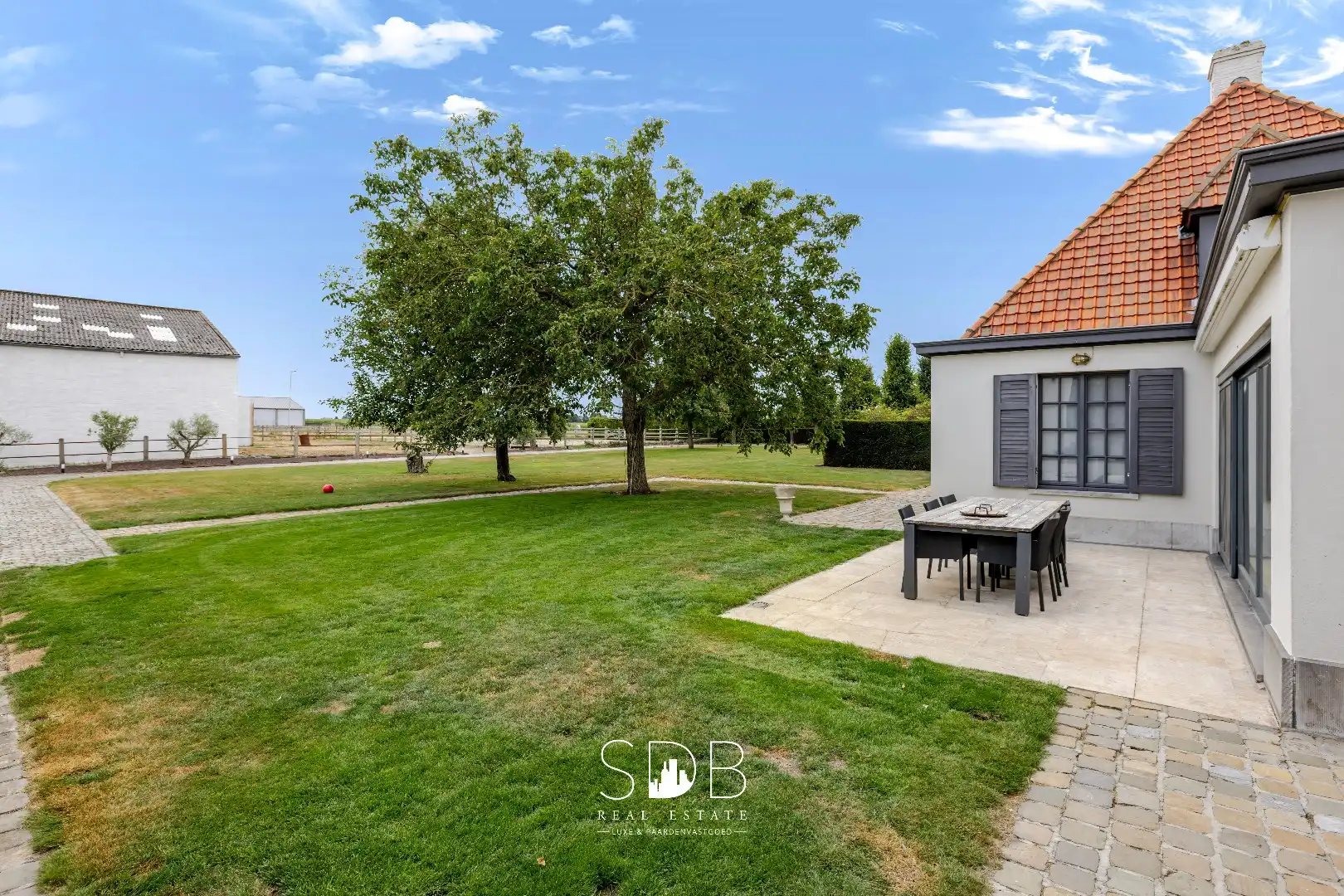 Landelijke villa met bijgebouwen en graslanden op 23.740m² foto 28