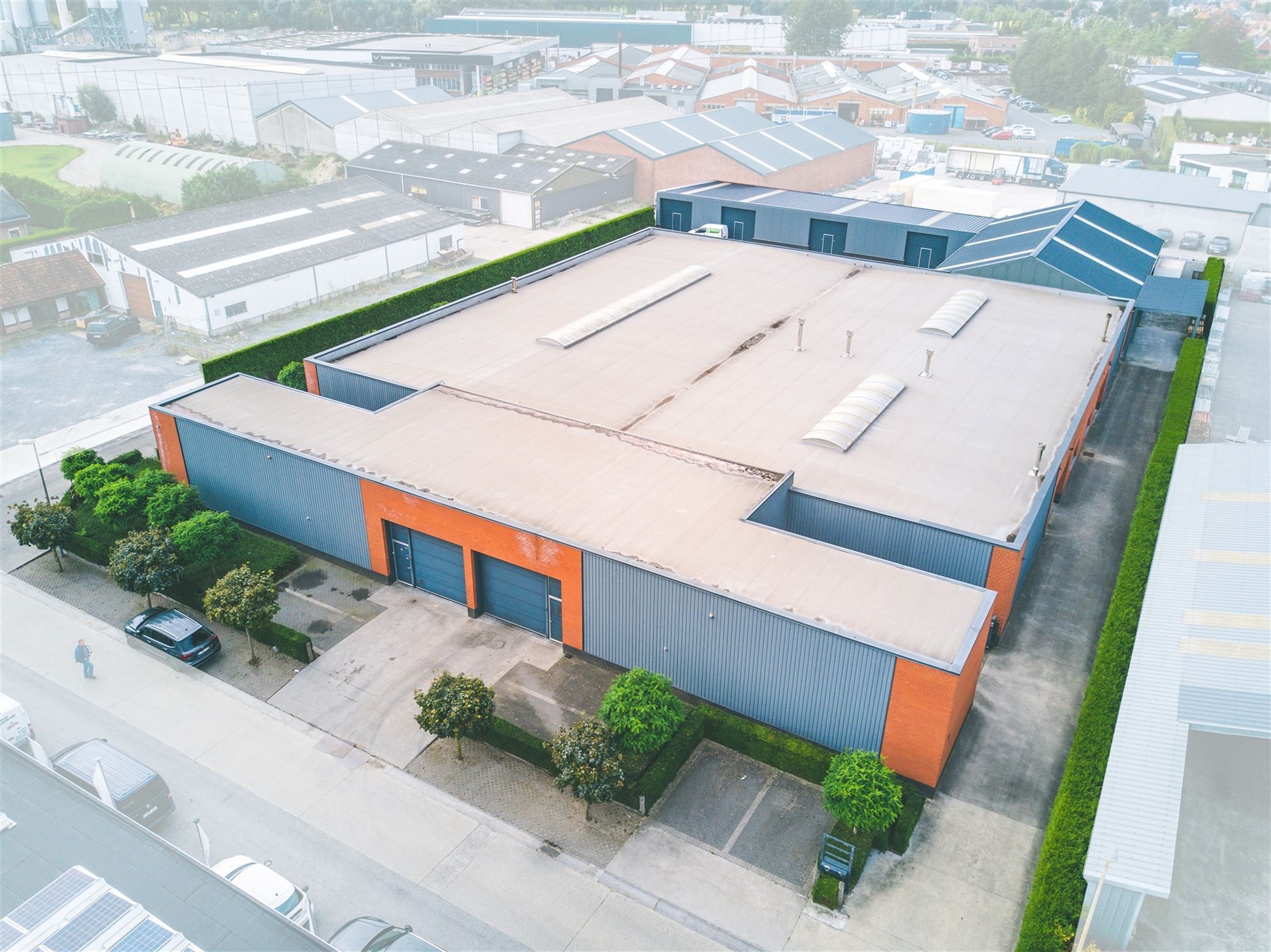 Ruime loods van 400m² met kantoor en parking foto {{pictureIndex}}