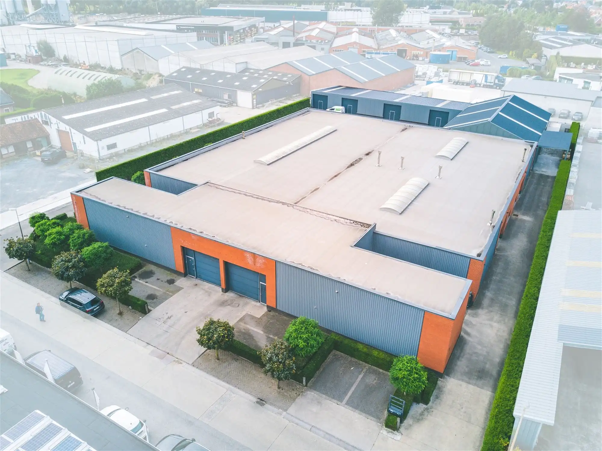 Ruime loods van 400m² met kantoor en parking foto {{pictureIndex}}