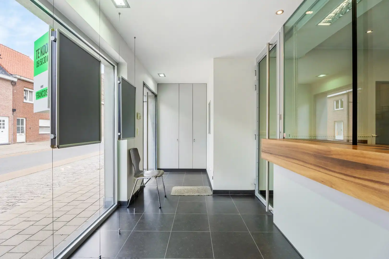 Centraal gelegen handels(woning) met garage op 369m² in Merkem! foto 2
